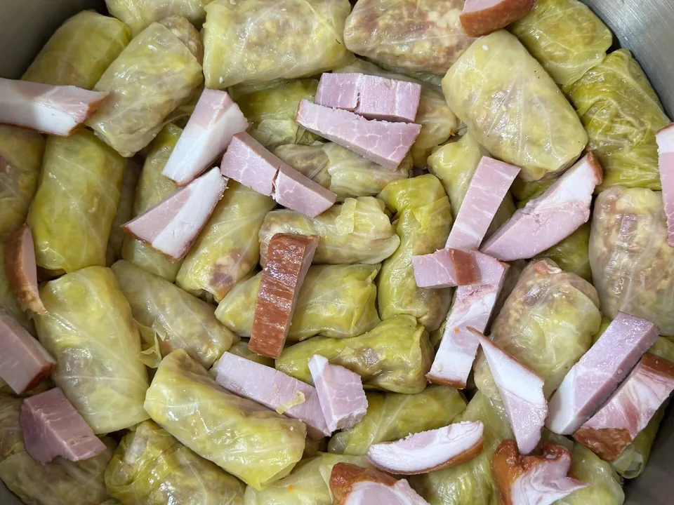 Oala de sarmale in timpul gatirii